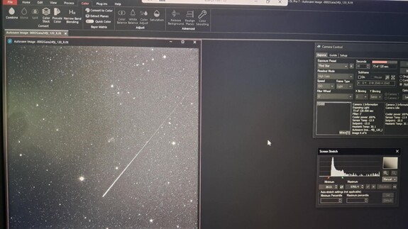 Obserwacja zdalna młodego obiektu gwiazdowego (Young Stellar Object) - Gaia21fji o jasności ok. 15 mag. W kadrze przypadkowo znalazł się meteor.